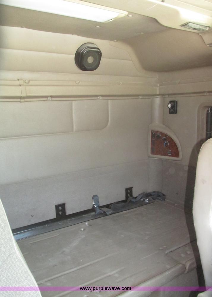 image for item H4647 2007 International 9200i semi truck