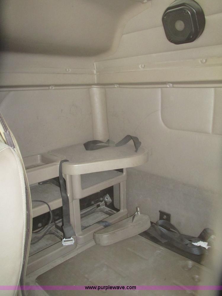 image for item H4647 2007 International 9200i semi truck