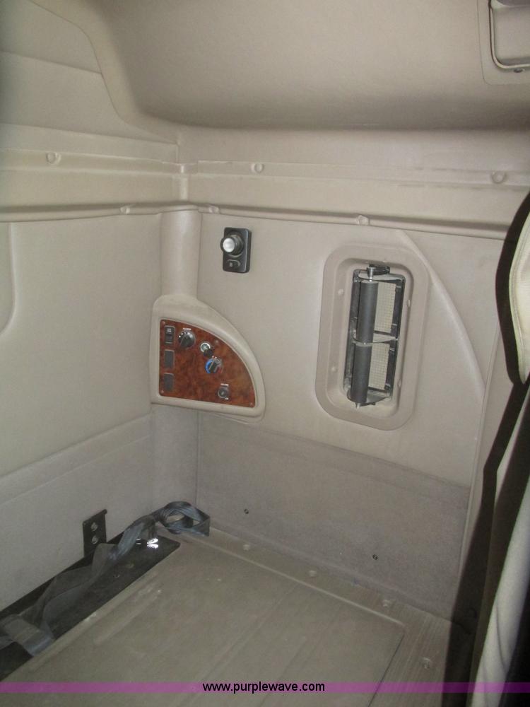 image for item H4647 2007 International 9200i semi truck