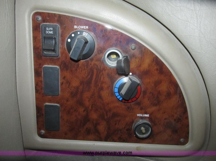 image for item H4647 2007 International 9200i semi truck