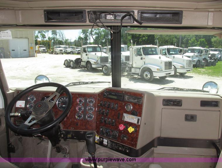 image for item H4647 2007 International 9200i semi truck