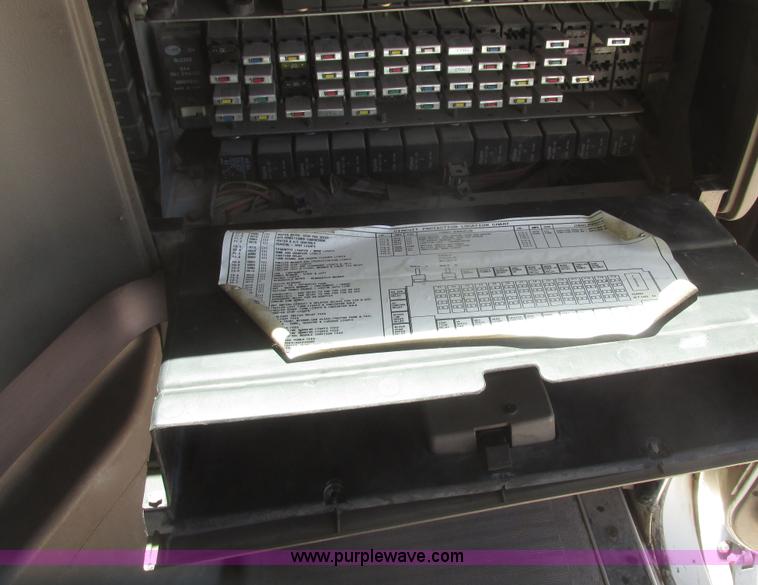 image for item H4647 2007 International 9200i semi truck