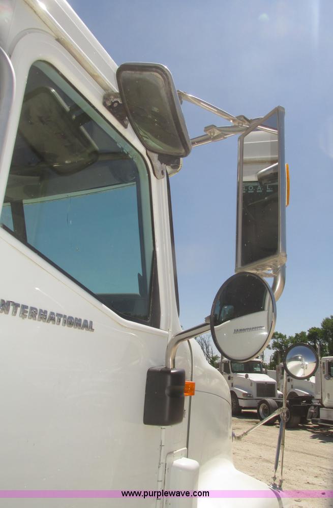 image for item H4647 2007 International 9200i semi truck