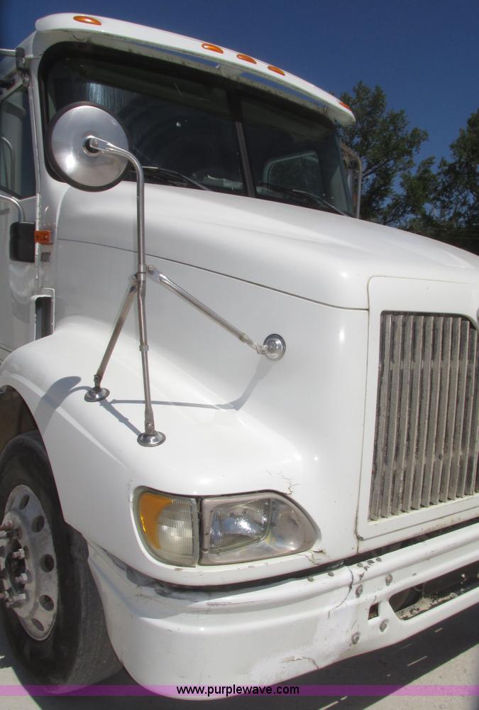 image for item H4647 2007 International 9200i semi truck