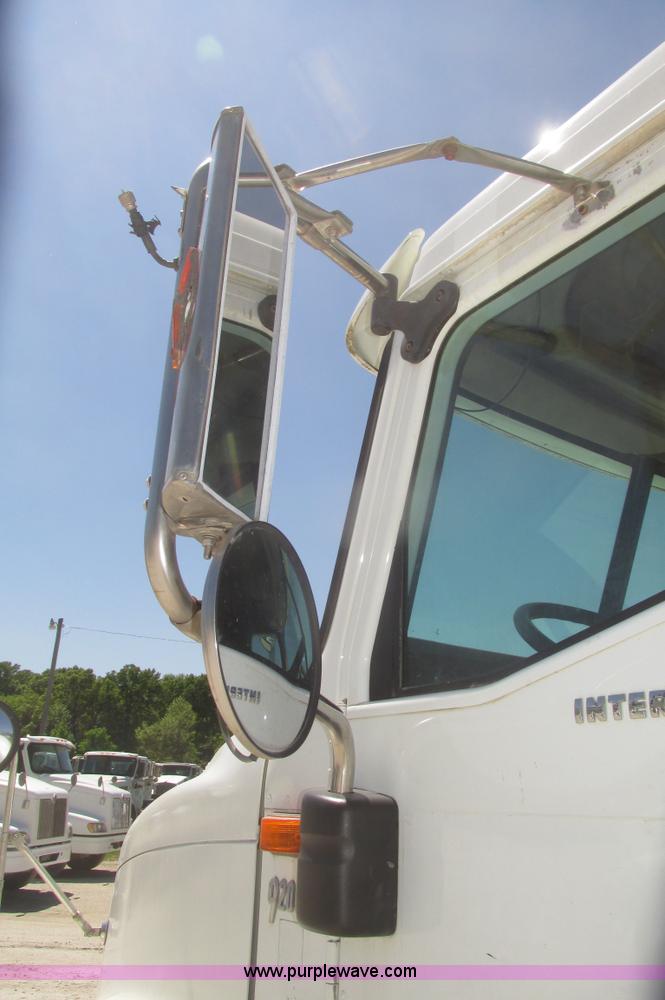 image for item H4647 2007 International 9200i semi truck