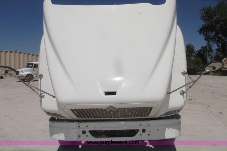 image for item H4647 2007 International 9200i semi truck
