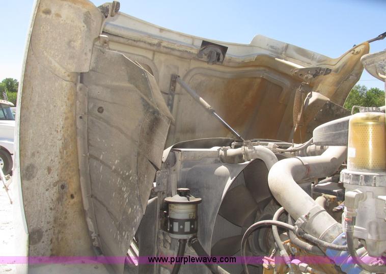 image for item H4647 2007 International 9200i semi truck