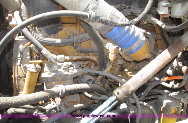 image for item H4647 2007 International 9200i semi truck