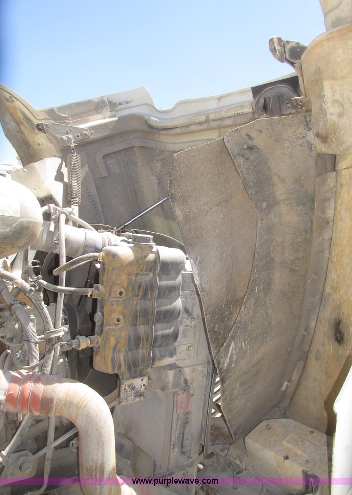 image for item H4647 2007 International 9200i semi truck