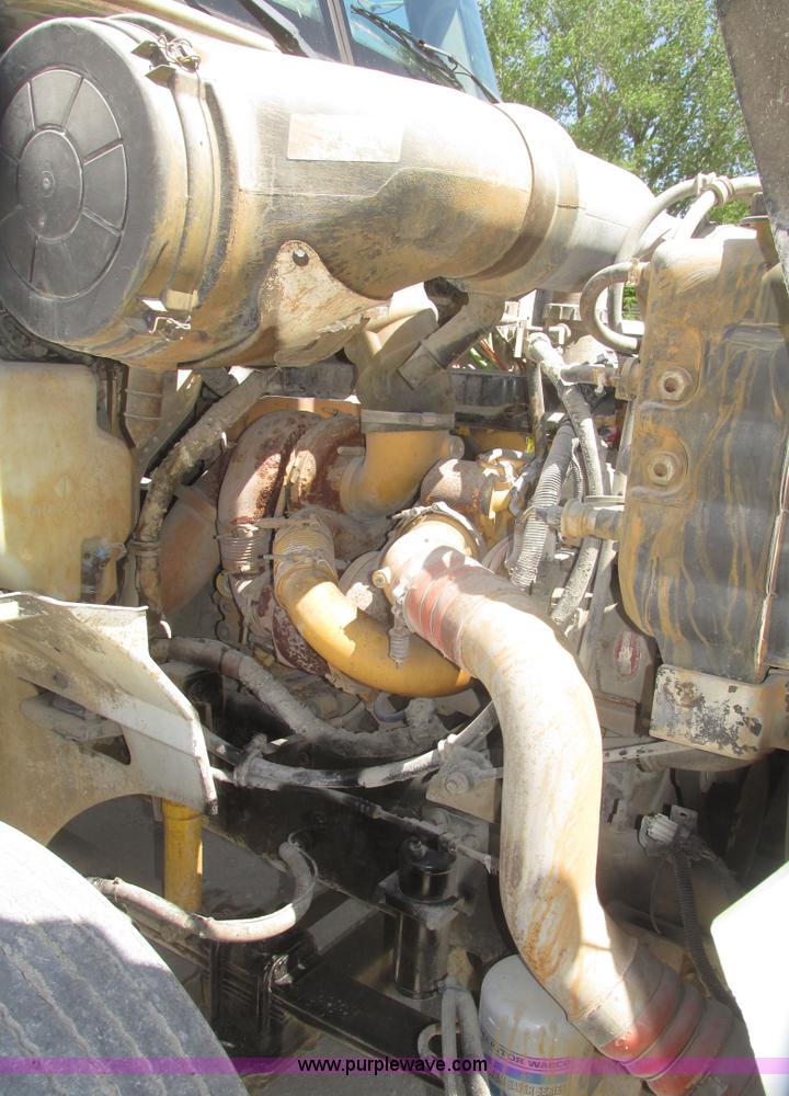 image for item H4647 2007 International 9200i semi truck