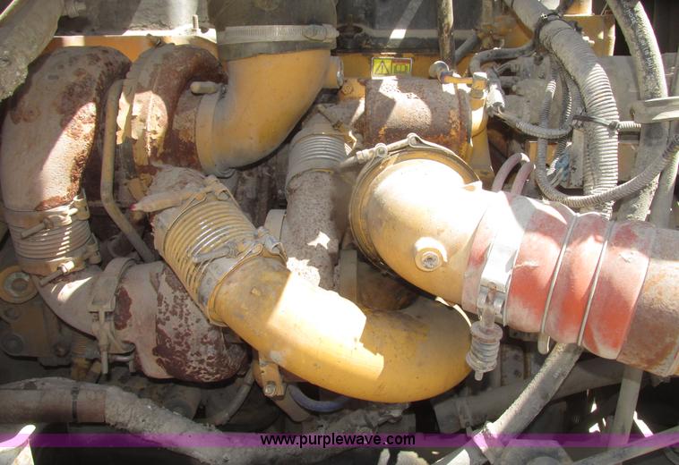 image for item H4647 2007 International 9200i semi truck