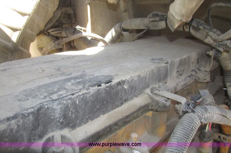 image for item H4647 2007 International 9200i semi truck