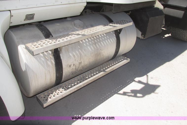 image for item H4647 2007 International 9200i semi truck