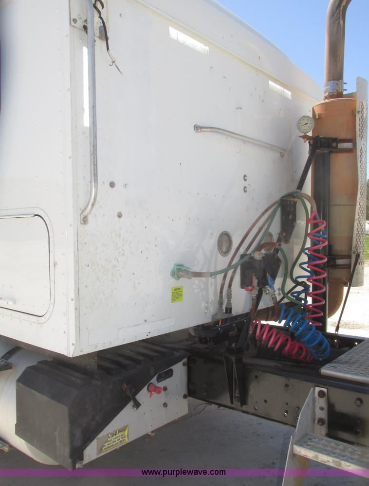 image for item H4647 2007 International 9200i semi truck