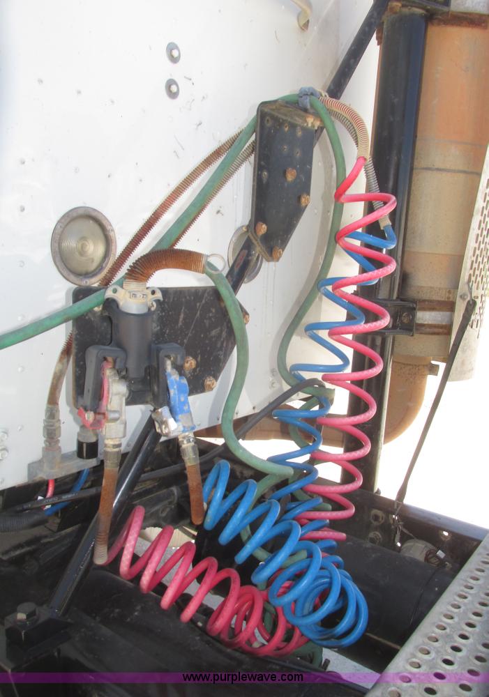 image for item H4647 2007 International 9200i semi truck