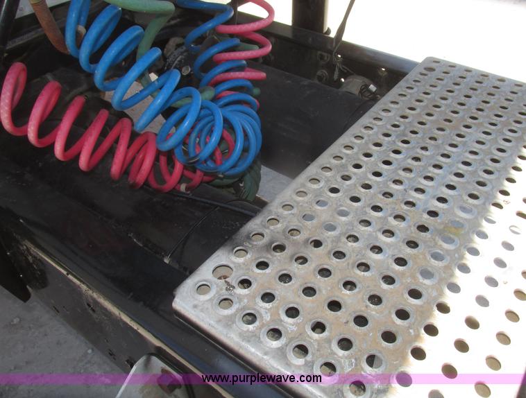 image for item H4647 2007 International 9200i semi truck