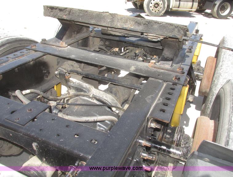 image for item H4647 2007 International 9200i semi truck