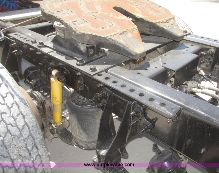 image for item H4647 2007 International 9200i semi truck