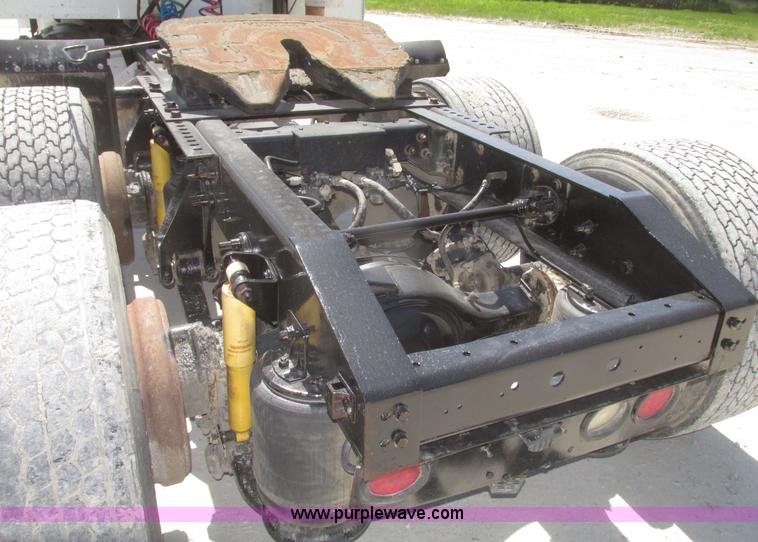 image for item H4647 2007 International 9200i semi truck