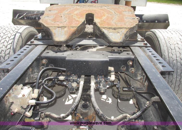 image for item H4647 2007 International 9200i semi truck