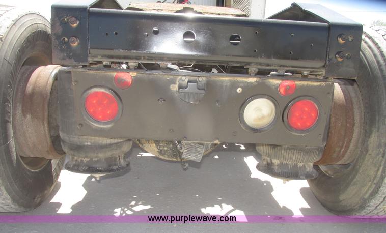 image for item H4647 2007 International 9200i semi truck