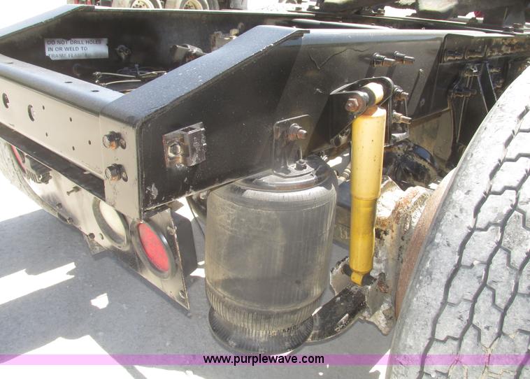 image for item H4647 2007 International 9200i semi truck