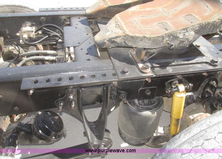 image for item H4647 2007 International 9200i semi truck