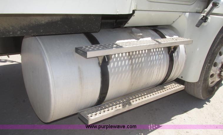 image for item H4647 2007 International 9200i semi truck