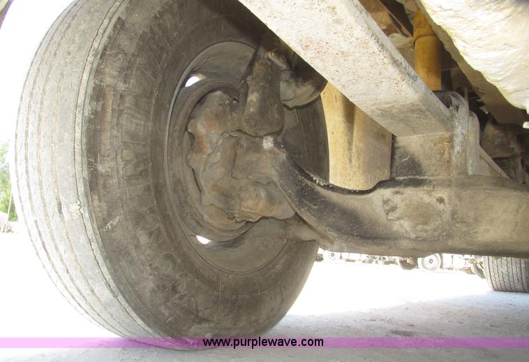 image for item H4647 2007 International 9200i semi truck