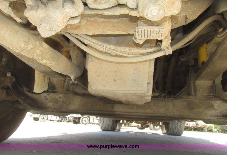 image for item H4647 2007 International 9200i semi truck