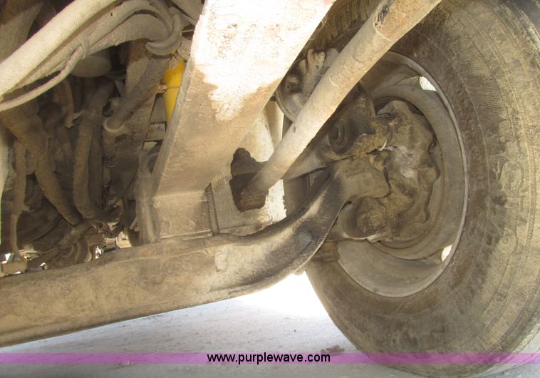 image for item H4647 2007 International 9200i semi truck