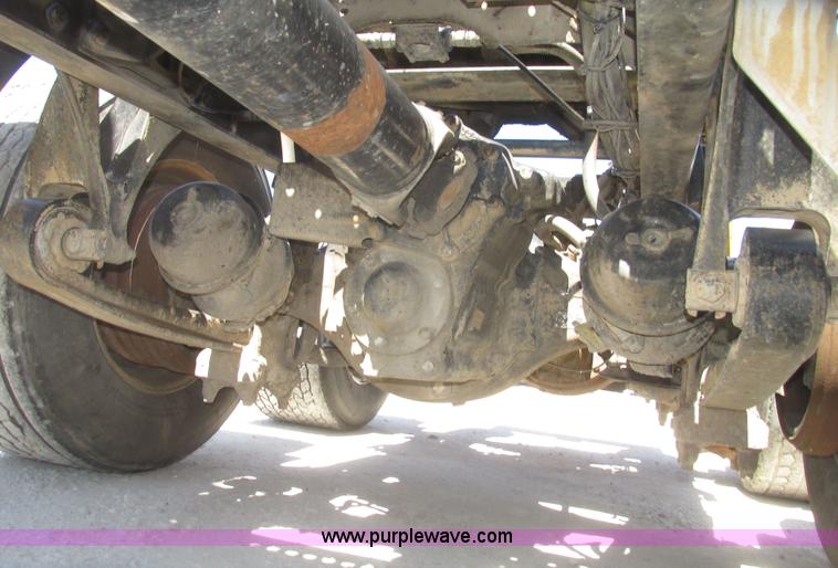 image for item H4647 2007 International 9200i semi truck