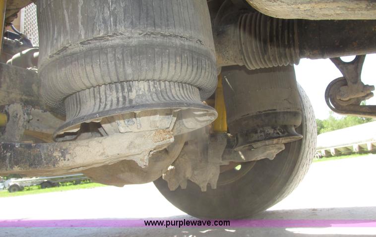 image for item H4647 2007 International 9200i semi truck