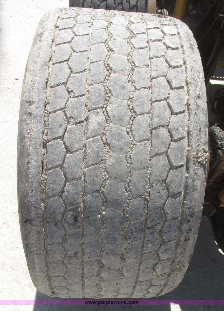 image for item H4647 2007 International 9200i semi truck