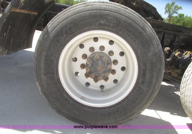 image for item H4647 2007 International 9200i semi truck