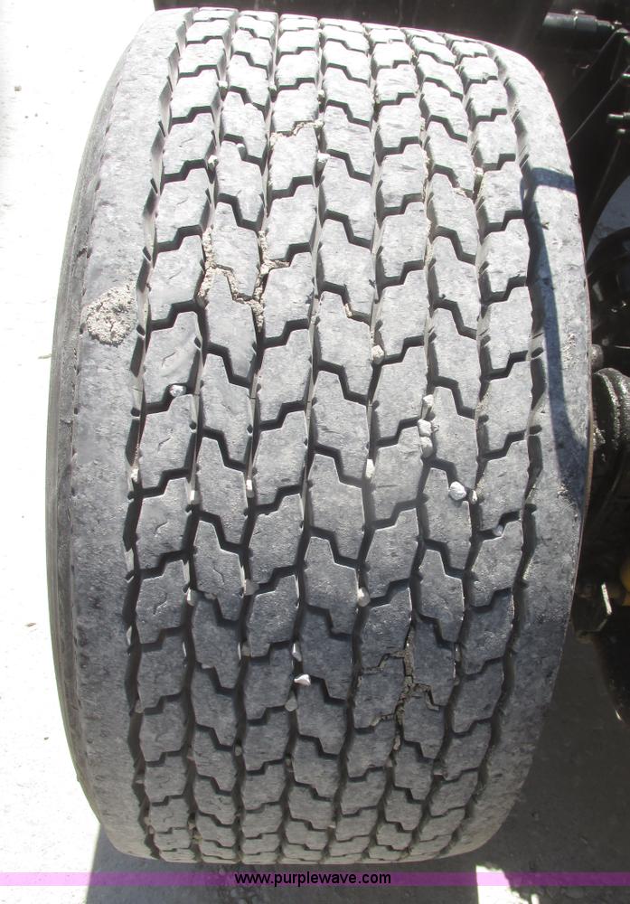 image for item H4647 2007 International 9200i semi truck