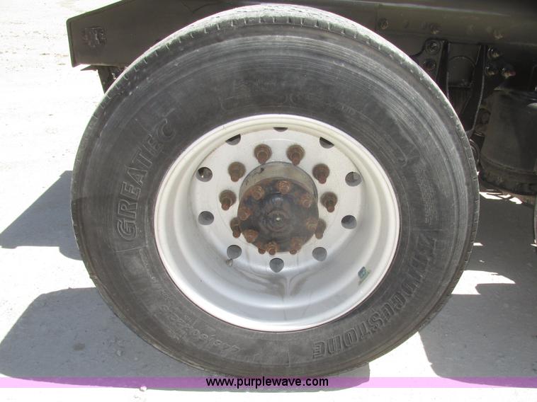 image for item H4647 2007 International 9200i semi truck