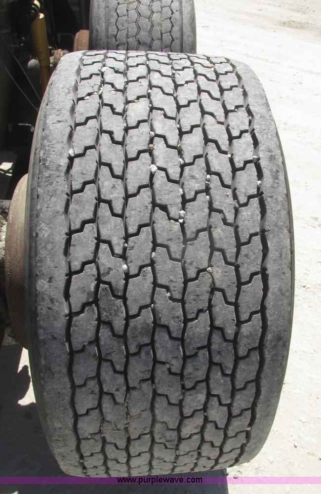 image for item H4647 2007 International 9200i semi truck