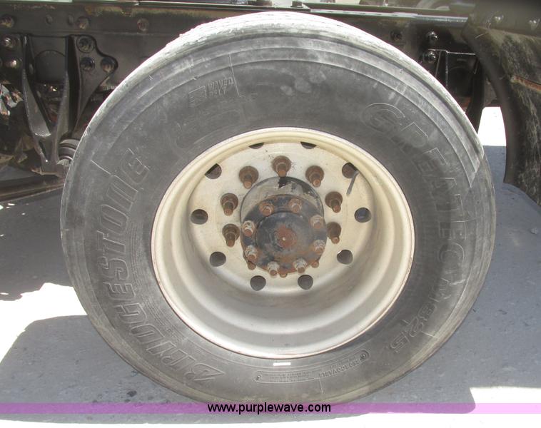 image for item H4647 2007 International 9200i semi truck