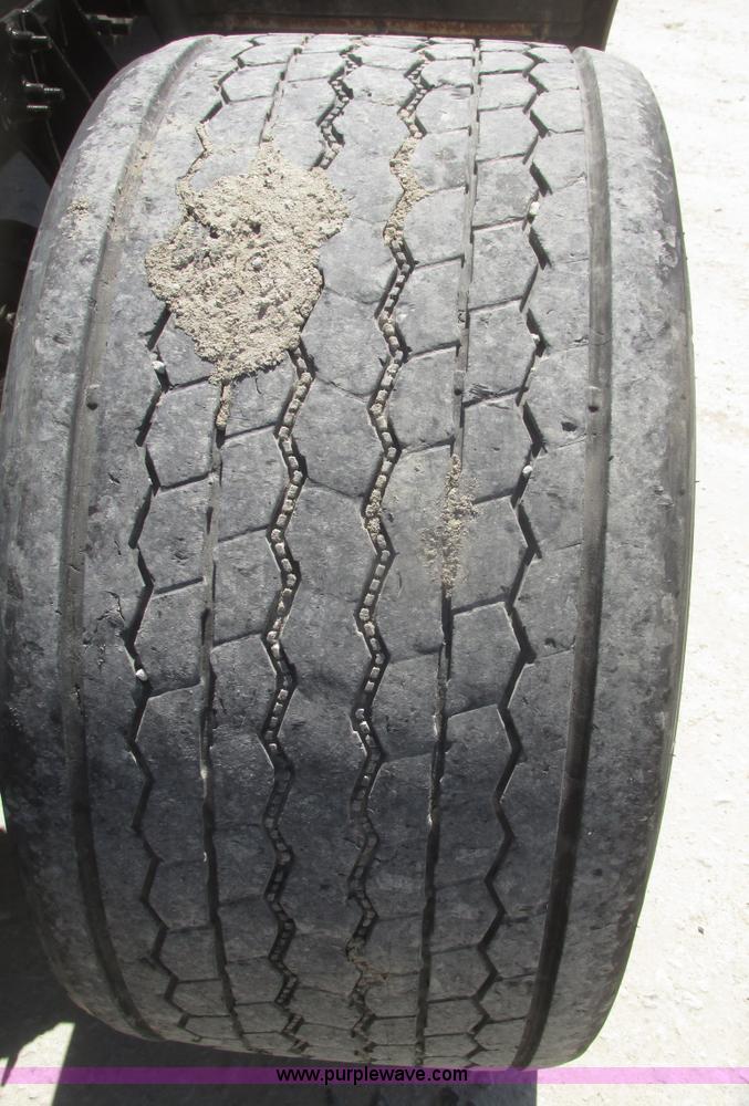 image for item H4647 2007 International 9200i semi truck