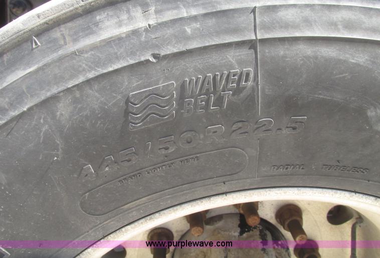 image for item H4647 2007 International 9200i semi truck