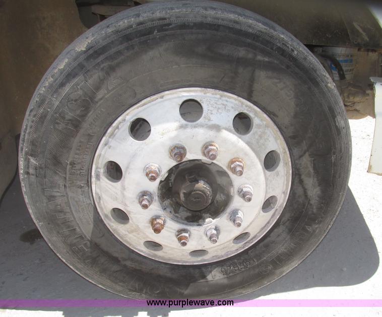 image for item H4647 2007 International 9200i semi truck