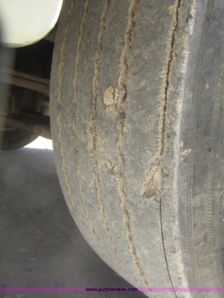 image for item H4647 2007 International 9200i semi truck