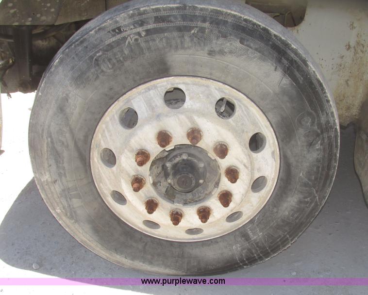 image for item H4647 2007 International 9200i semi truck