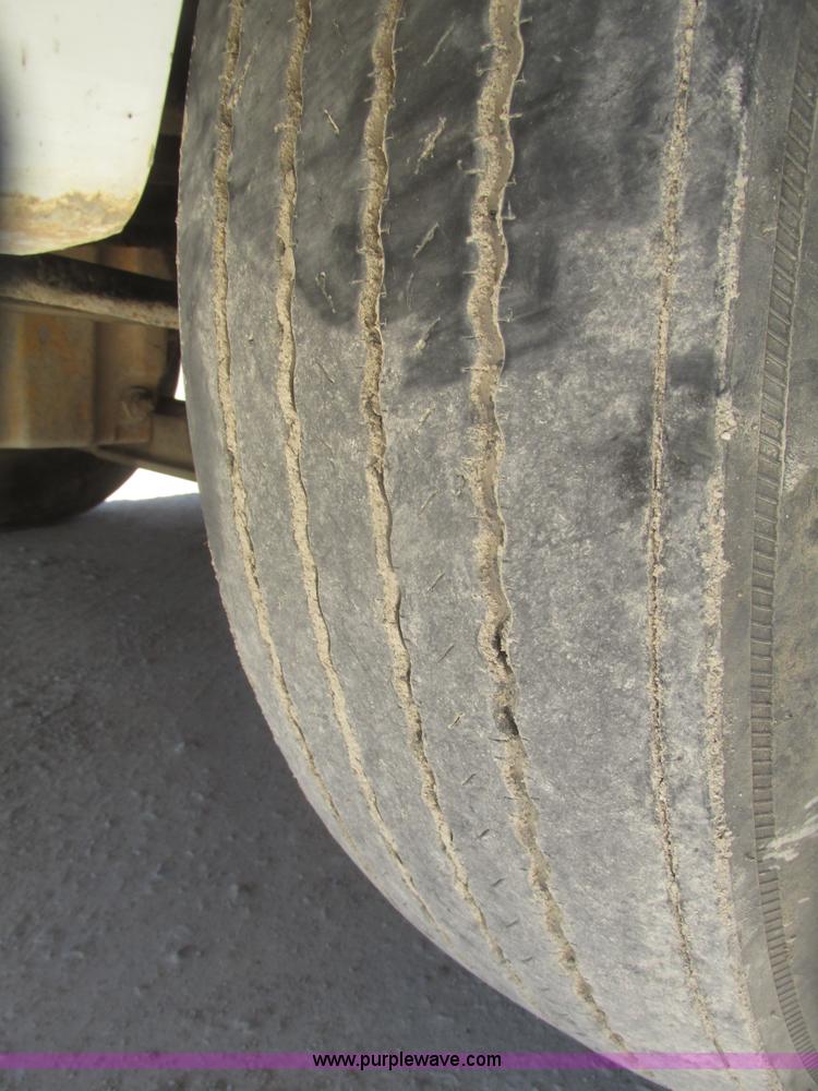 image for item H4647 2007 International 9200i semi truck