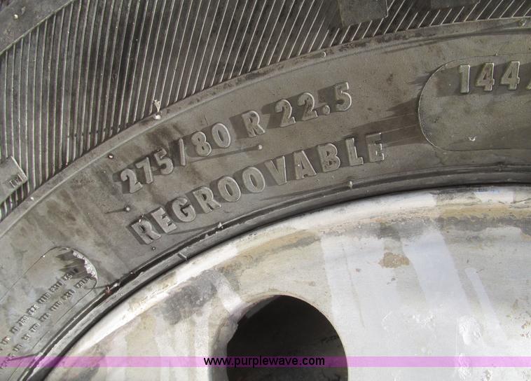 image for item H4647 2007 International 9200i semi truck