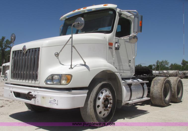 image for item H4648 2006 International 9200i semi truck