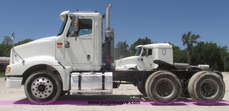 image for item H4648 2006 International 9200i semi truck
