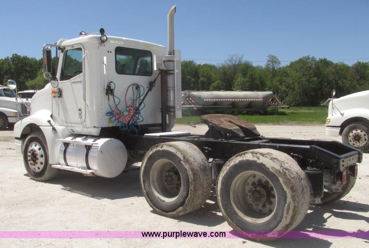 image for item H4648 2006 International 9200i semi truck