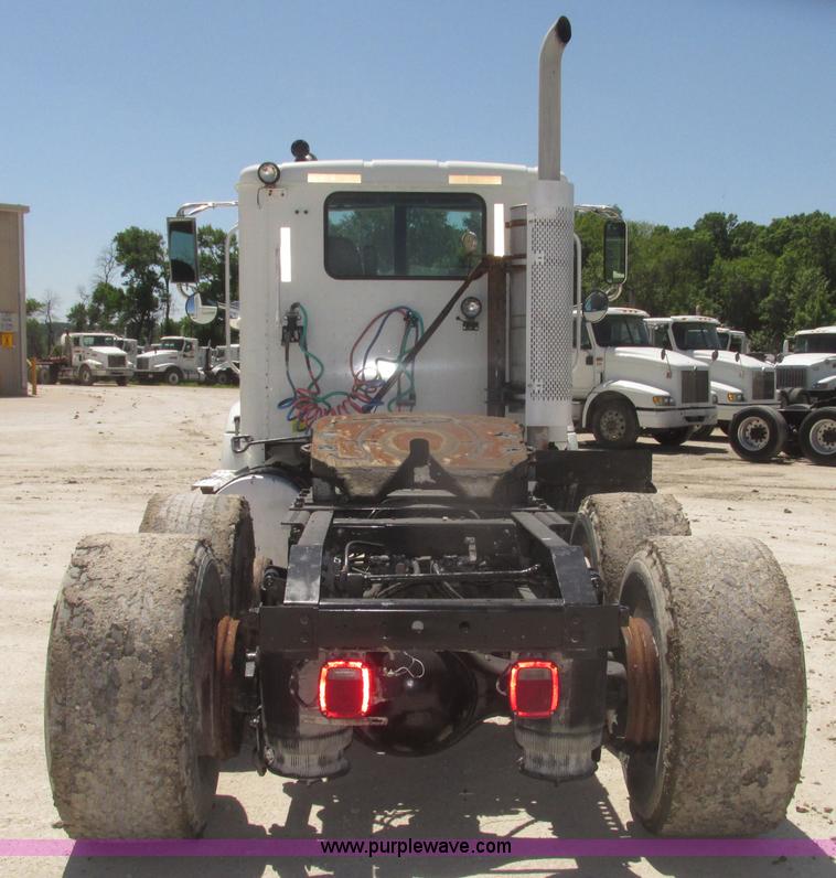 image for item H4648 2006 International 9200i semi truck